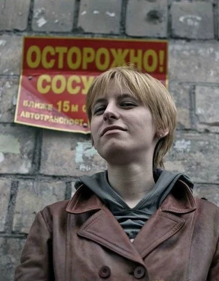  Текст обрывается именно в той зоне, где его «заслоняет» лицо — буквально создаётся невидимая зона внутри видимой. Фотография является наглядным подтверждением того, как человеческое тело перебивает власть текста! В контексте призыва московских властей к безопасности на улицах. Canon eos 400d kit. Фото: Москва, проспект Будённого, 2007 г.